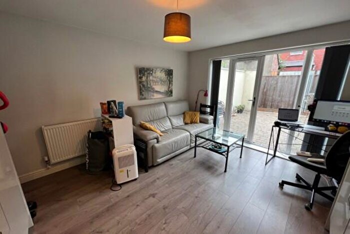 2 Bedroom Flat To Rent In Albany Road Cardiff, CF24