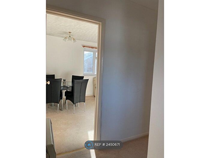2 Bedroom Flat To Rent In Wallis Road, Ashford, TN24