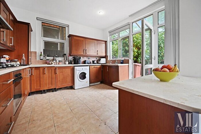 2 Bedroom Maisonette For Sale In Somali Road, London, NW2