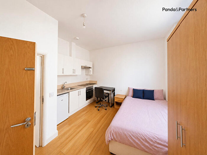 Flat To Rent In Holloway Road, London, N19