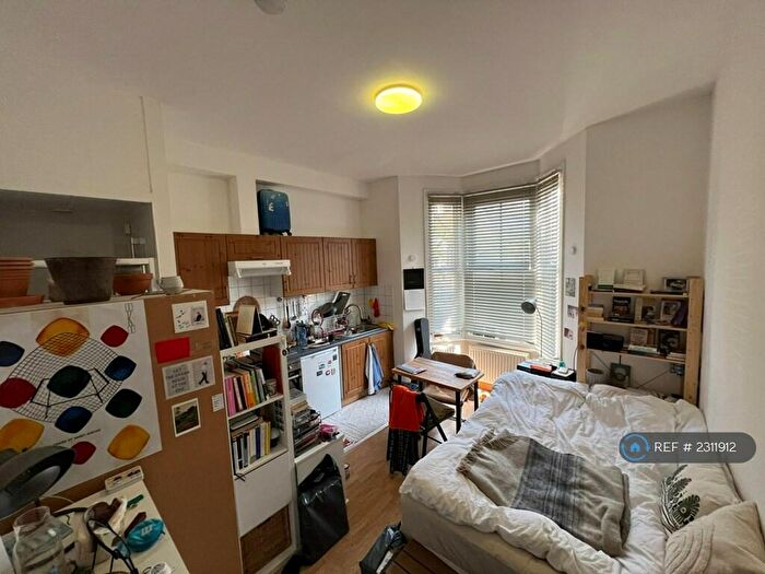 Studio To Rent In Crayford Road, London, N7