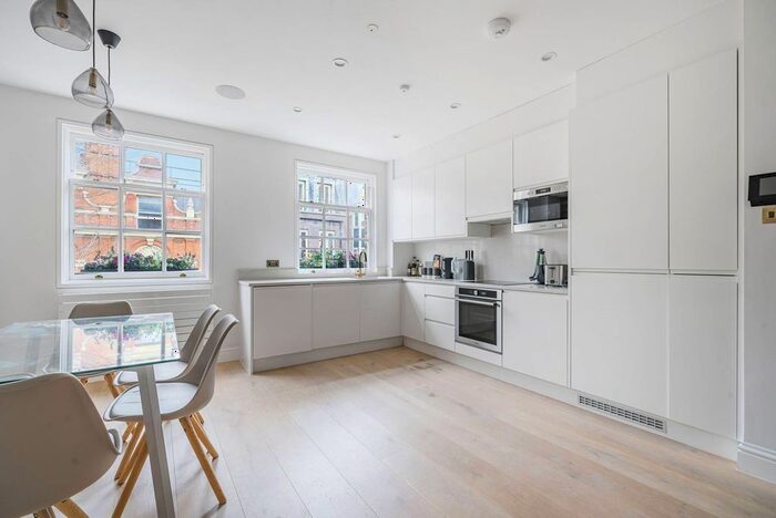 3 Bedroom Flat To Rent In Windmill Street, Fitzrovia, London, W1T