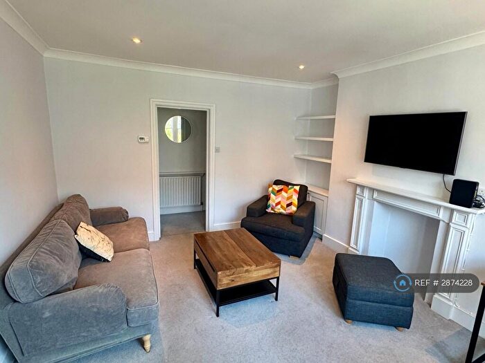 2 Bedroom Flat To Rent In Cologne Road, London, SW11