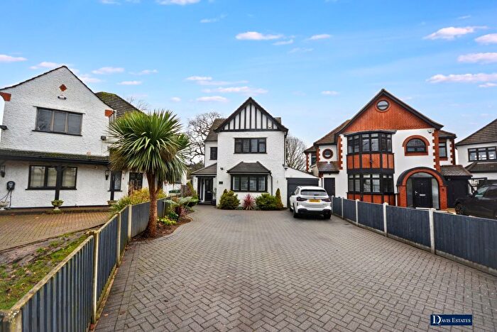 5 Bedroom Detached House For Sale In Castellan Avenue, Gidea Park, Romford, RM2