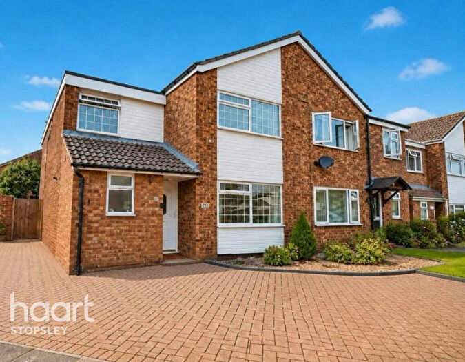 4 Bedroom End Of Terrace House For Sale In Roedean Close, Luton, LU2