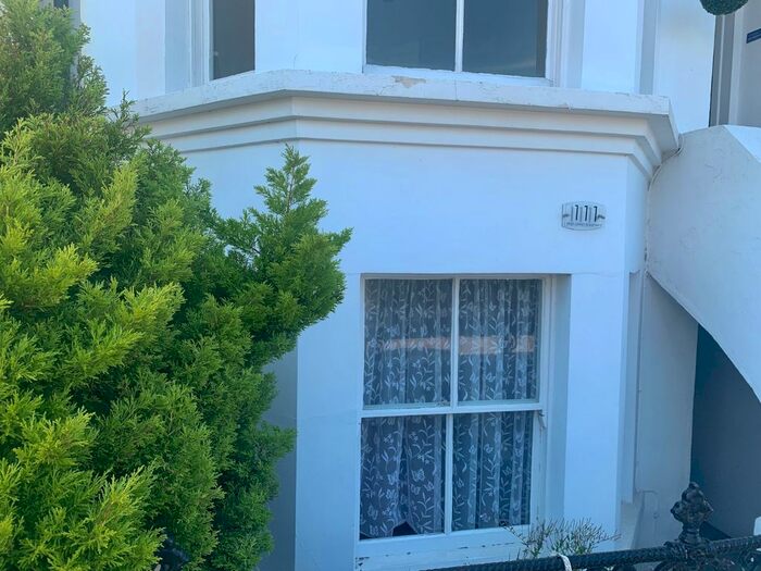 2 Bedroom Flat To Rent In High Street, Broadstairs, Kent, CT10