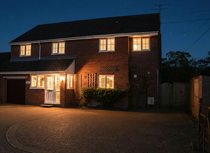 4 Bedroom Link Detached House For Sale In Calne Road, Lyneham, SN15