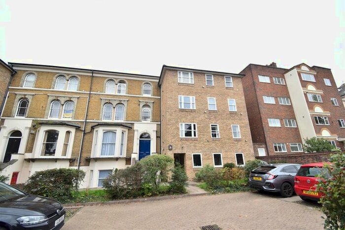2 Bedroom Flat To Rent In The Avenue, Berrylands, Surbiton, KT5