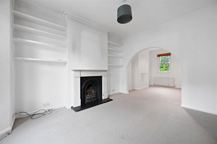 2 Bedroom Cottage For Sale In Sterne Street, London, W12