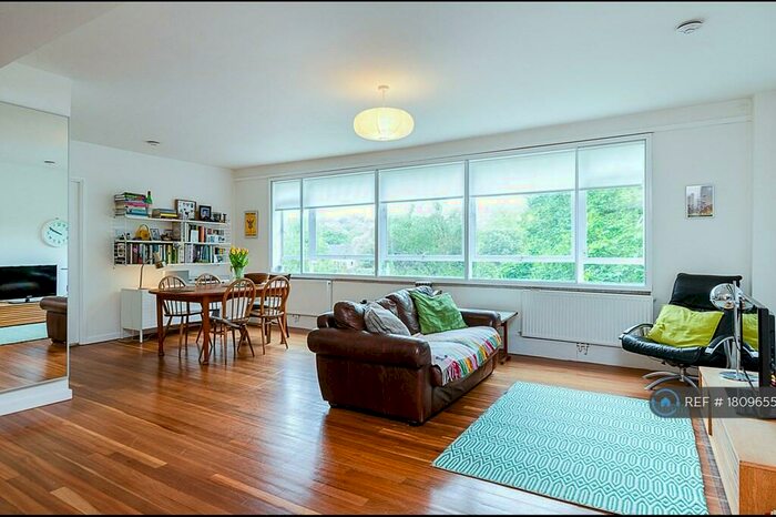 2 Bedroom Flat To Rent In Lowood Court, London, SE19