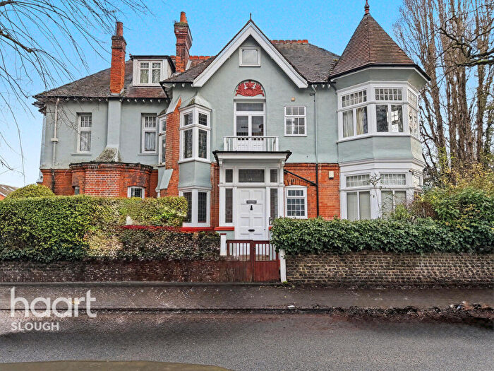 2 Bedroom Apartment For Sale In Hempson Avenue, Slough, SL3