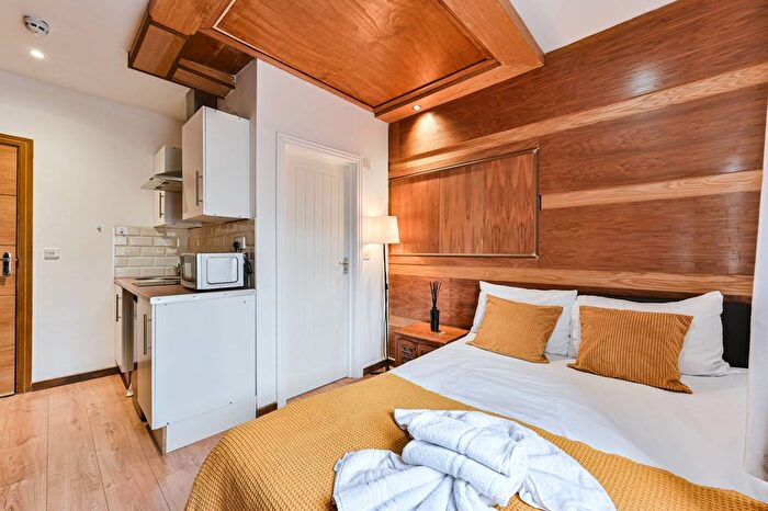 Studio To Rent In Kempsford Gardens, London, Earls Court, London, SW5