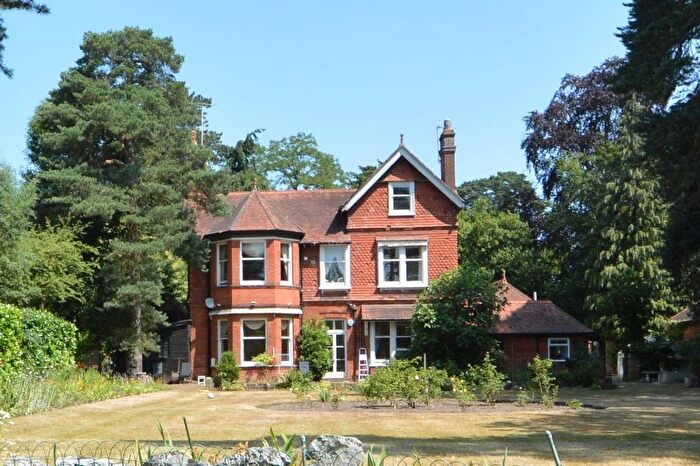 3 Bedroom Flat To Rent In Queens Road, Weybridge, KT13