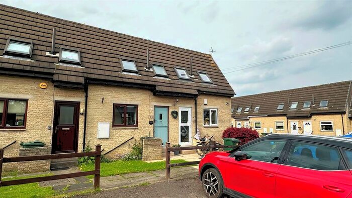 2 Bedroom Town House To Rent In Amblers Croft, Bradford, BD10