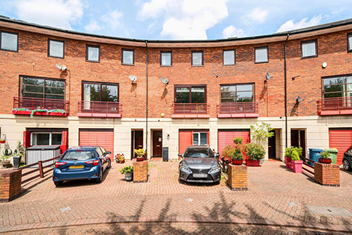 3 Bedroom Terraced House For Sale In Plover Way, Canada Water, London, SE16