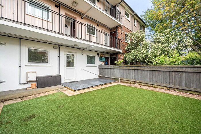 2 Bedroom Flat To Rent In St Paul's Drive, Stratford, E15