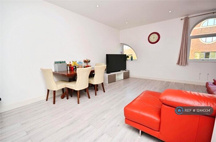 3 Bedroom Flat To Rent In Gatehouse Way, Aylesbury, HP19