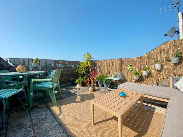 2 Bedroom Flat For Sale In Goring Road, Goring-By-Sea, Worthing, BN12
