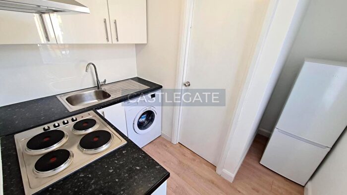 1 Bedroom Flat To Rent In Blacker Road, Huddersfield, HD1