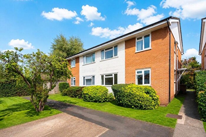 2 Bedroom Maisonette For Sale In Bisley Close, Worcester Park, KT4