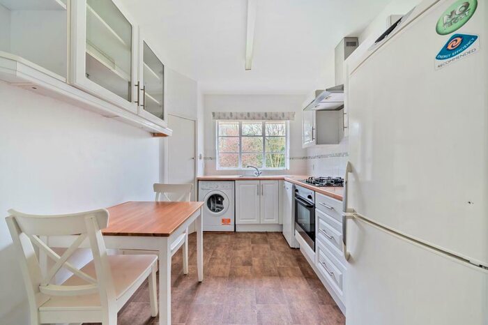 2 Bedroom Maisonette To Rent In Glenhill Close, Finchley, N3
