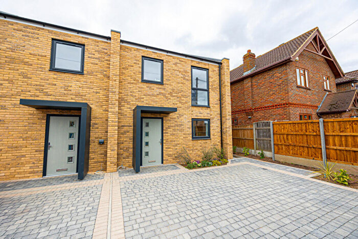 3 Bedroom Semi-Detached House For Sale In Grosvenor Road, Orsett, RM16