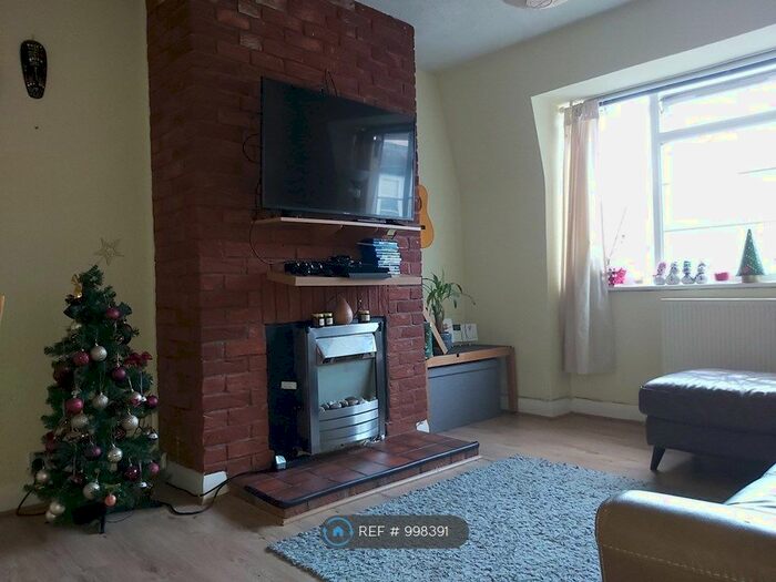 2 Bedroom Flat To Rent In Grosvenor Court, Morden, SM4