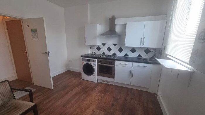 3 Bedroom Flat To Rent In Mayfield Avenue, Ealing, London, W13