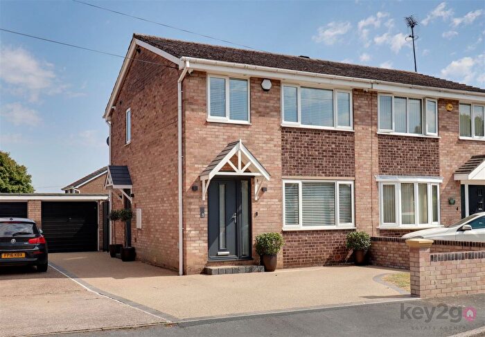 3 Bedroom Semi Detached House For Sale In Twickenham Close, Halfway, Sheffield, S20