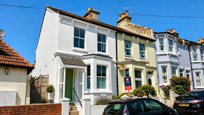2 Bedroom End Of Terrace House For Sale In Grove Road, Hastings, TN35