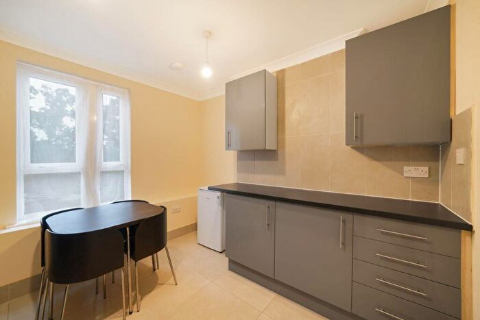 3 Bedroom Flat To Rent In Cedar Road, London, NW2