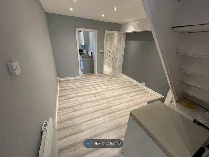 4 Bedroom Terraced House To Rent In Tuns Hill Cottages, Reading, RG6