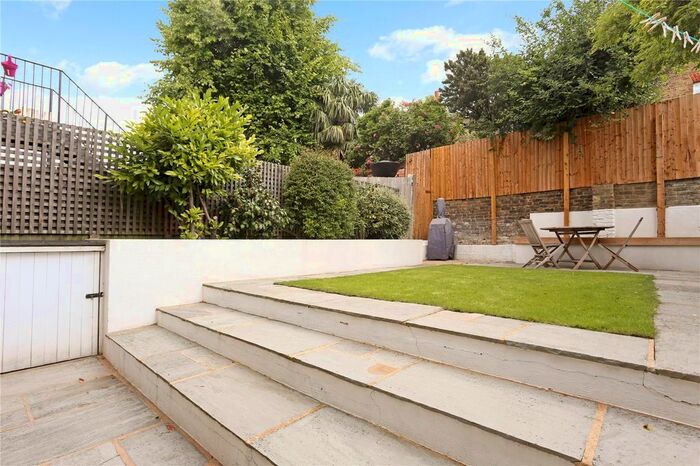 2 Bedroom Flat To Rent In Gleneldon Road, London, SW16