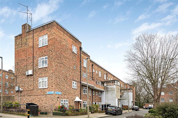2 Bedroom Maisonette For Sale In Stroud Crescent, London, SW15