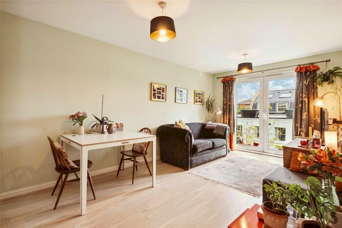 2 Bedroom Flat To Rent In Effra Parade, London, SW2