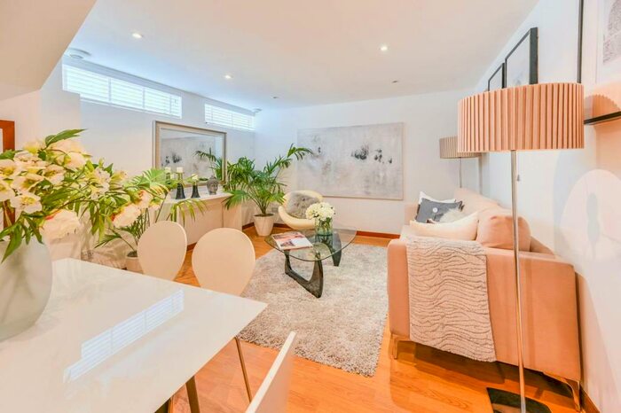 2 Bedroom Maisonette To Rent In Boleyn Road, Stoke Newington, London, N16