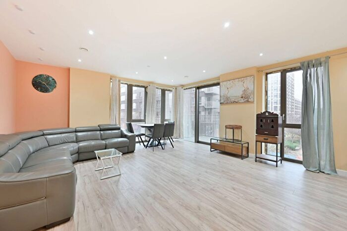 2 Bedroom Flat To Rent In Bakerly Walk, Ealing, Greenford, UB6