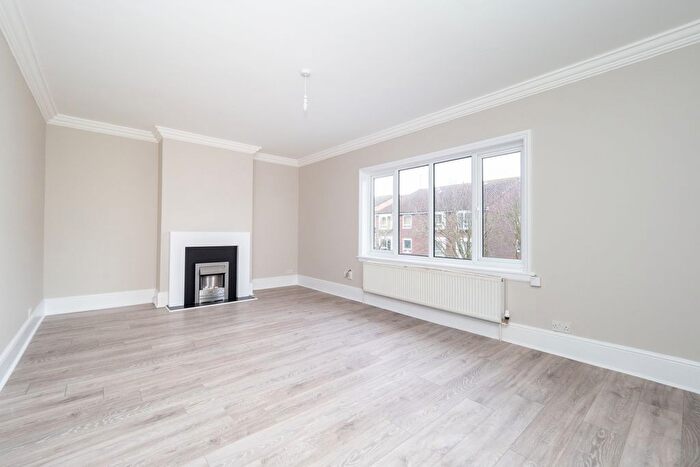 3 Bedroom Flat To Rent In Upper Mulgrave Road, Cheam, Sutton, Surrey, SM2