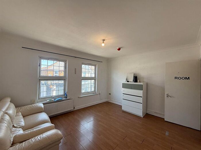 2 Bedroom Flat To Rent In Chalvey Road West, Slough, SL1