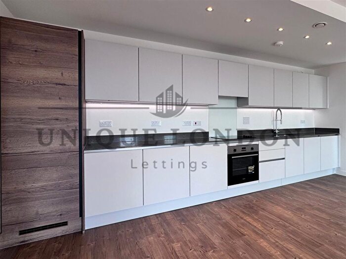 3 Bedroom Flat To Rent In Vista Heights, Ilderton Road, Bermondsey, SE15