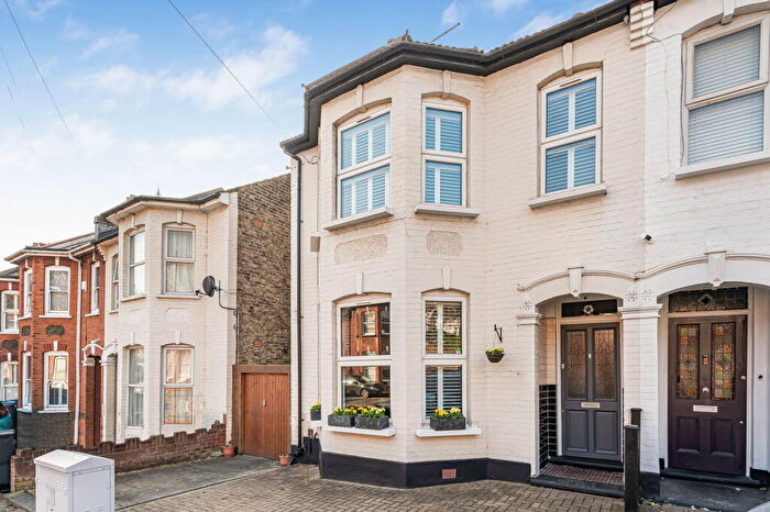 4 Bedroom Semi Detached House For Sale In Temple Road, Croydon, CR0