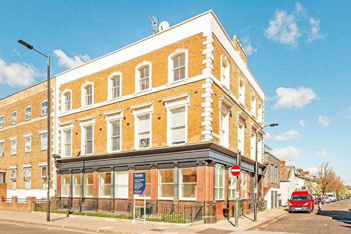 3 Bedroom Flat To Rent In Goldhawk Road, Shepherds Bush, W12