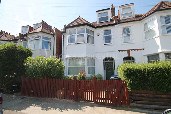 2 Bedroom Flat For Sale In Claremont Avenue, New Malden, KT3
