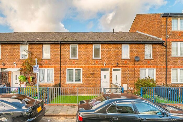 3 Bedroom Property To Rent In Dublin Avenue, Broadway Market, E8