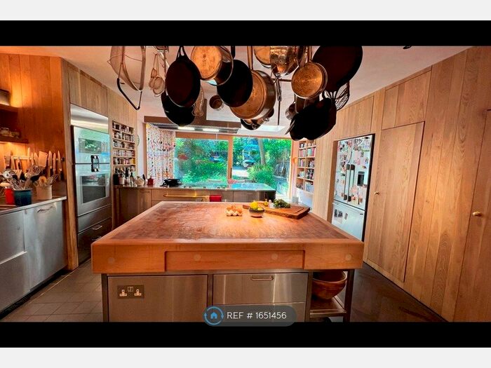 5 Bedroom Semi-Detached House To Rent In Navarino Road, Hackney, E8