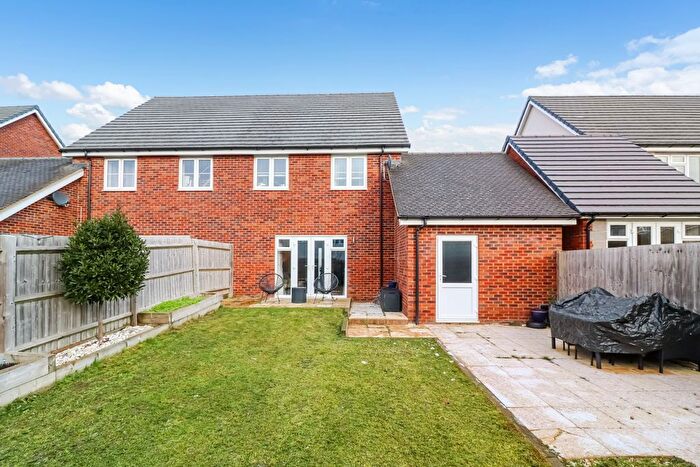 3 Bedroom Semi-Detached House For Sale In Cheshire Rise, Leighton Buzzard, LU7