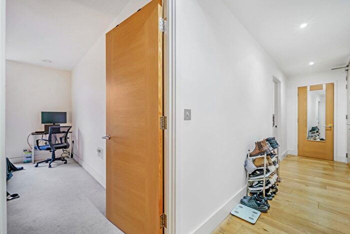 1 Bedroom Flat For Sale In Halyards Court, Brentford, TW8