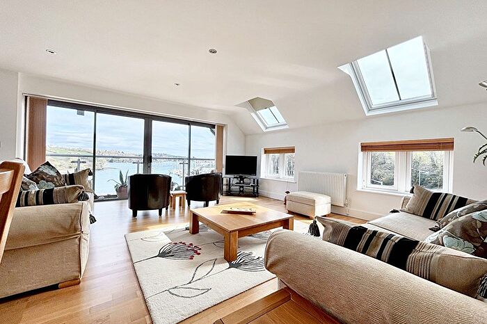 2 Bedroom Flat For Sale In Quay Hill, Penryn, TR10