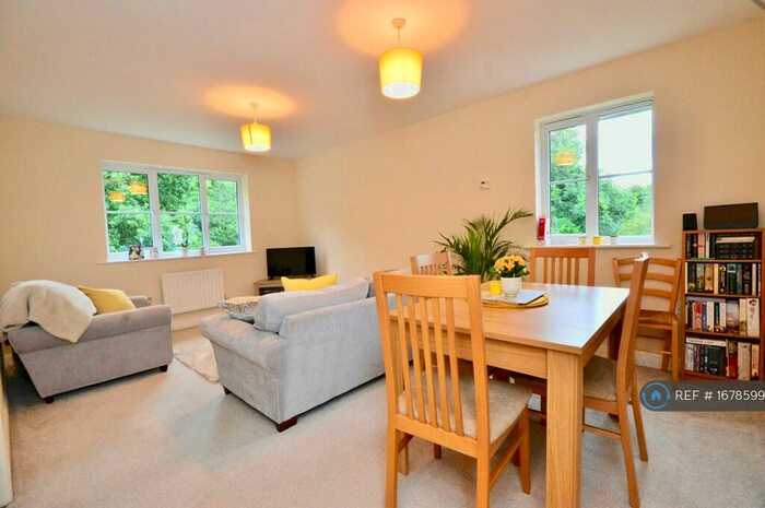 2 Bedroom Flat To Rent In Beechwood Park, Brighouse, HD6