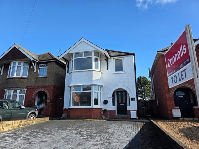 3 Bedroom Detached House To Rent In Cricklade Road, Swindon, SN2